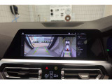 【リアビューカメラ(予想進路表示機能付】パーク・ディスタンス・コントロールが車両の前方や後方にある障害物までの距離を信号音とビジュアルで知らせ、狭いスペースでの駐車や車庫入れをサポートします。