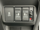 車がカーブの外側へ膨らんだり内側へ巻き込んだりする挙動を防止する横滑り防止装置、狭い所でも乗り降り楽々な両側電動スライドドアです!簡単にドアの開閉が出来る為、荷物で手が塞がった時なども大変便利です!