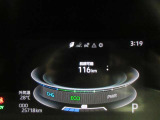 ディスプレイには、平均燃費、外気温、航続可能距離などの情報が表示されます。