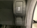 VSA装備車です。VSAはドライバーの操作と車の動きを見守っています。もし車の挙動が乱れたとき、4輪別々にブレーキをかけたり、エンジンパワーをしぼることによって車を安定させます。