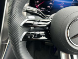 ステアリングボタンは、使いやすいデザインでございます。ステアリング付近のレバーや、ステアリングボタンで追従機能の操作も可能でございます。