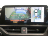 パノラミックビューモニター搭載。カメラで車両周囲の状況を映し出すため、狭い場所での駐車などに役立ちます。