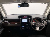 シンプルながら機能性あふれる運転席廻りです。視界性もよく、運転しやすいですよ。