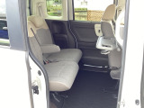 自社整備工場で点検整備をおこなってからお渡ししています。車検が残っている場合は『12ヶ月点検整備』を、車検整備付きの場合は『車検整備』をおこないます。整備費用は車両本体価格に含まれています。