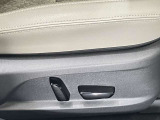 運転席は高級感あるパワーシート!女性の方でもスイッチひとつで簡単に調節できます!