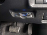 ETC2.0装備です。これまでのETC車載器の通信機能をアップさせた(専用狭域通信)全国の高速道路等に設置されている「ITSスポット」という通信用アンテナとの間で、高速・大容量の相互通信を自動的に行います。