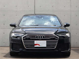 ●一目でAudiとわかる特徴的なシングルフレームグリル・LEDランプ。精悍なフロントマスクからAudiのスマートで上品なブランドを連想させてくれます。女性にも大変ご好評頂いております。