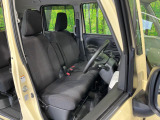 運転席まわりには十分なスペースがあり、大柄な方でもゆったり運転していただける環境です。