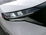 LEDヘッドランプ。夜間ドライブ安心。ハイビームアシスト。ヘッドランプのハイビームとロービームを自動切り替え。常に良好な前方視界の維持をサポート。