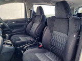体を包み込むような座り心地で運転をサポートします。