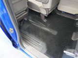 ◆スーパースライドシート◆助手席を後ろへスライドすれば運転席後に座るお子様のお世話を楽に。前にスライドすれば後席にお子様を座らせた後にそのまま運転席に。大きく動く助手席で空間を自在に変化!