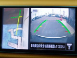 サイドブラインドモニターは、障害物などの確認を補助するシステムです。前進、右左折するときは直接目で周囲の安全を確認し、ゆっくりした速度で運転してください。また、左折時には内輪差に注意してください。