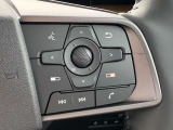ステアリングスイッチでナビ操作や音量調整がハンドルを離さずに可能。運転の安全性を高めつつ、ストレスフリーなドライブを実現します。また、インフォメーションディスプレイの操作もこのスイッチで操作可能です!