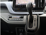『1台』のお車に対して、3名体制で日々議論を重ね仕入れを行っております。