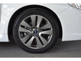純正17インチアルミホイル/タイヤサイズは215/50R17です