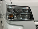 LEDヘッドライトは、点灯の瞬間から最大光量を発揮し、突然暗くなるトンネルなどでの安定感を高めます。