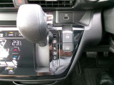 オートブレーキホールド。信号待ちなどの停車時に、ブレーキペダルを不に続けなくていなくても自動的にブレーキ力がキープされる機能です。アクセルペダルを踏めば、ブレーキが解除され発進が可能です。