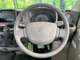 インテリアに合わせたデザインのステアリングは、運転される方のことも考え、運転しやすい形状、大きさです。是非一度、実際に触ってお確かめください。