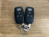 【スマートキー】 スマートキーを携帯していれば、ドアハンドルのボタンを押してロックの解除ができ、パワースライドドアもワンタッチで開閉できます。