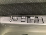 ハンドルの右側に電動格納付きパワーミラーの操作スイッチがついています。左右のサイドミラーの角度調節も微調整ができて便利です。パワーウインドウは運転席でドア4枚とも上下の操作ができるようになっています。