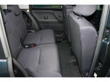 後席シートは分割可倒式。乗せる荷物や乗車人数に合わせて片側ずつ倒すことが出来ます。