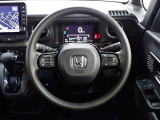 ハンドル左側にはオーディオ操作が出来るオーディオリモートコントロールスイッチ、右側にはHonda SENSINGとオートクルーズコントロールのスイッチを装備!