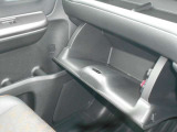 必需品の保険証や車検証の他に、お好きなCD・DVDやサングラスなど小物を収納できます。意外と大切な部分なんですよ。