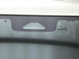 【三菱e-Assist】走行中に前方の車両等を認識し、衝突しそうな時は警報とブレーキで衝突回避と被害軽減をアシスト。より安全にドライブをお楽しみいただけます。