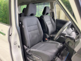 運転席まわりには十分なスペースがあり、大柄な方でもゆったり運転していただける環境です。
