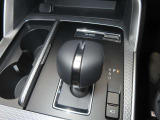 CX-80の力強い走りを、8ATでコントロールいたします。シフトレバー左側には、蓋付きのドリンクホルダーを前二席分備えています。