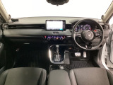 車内は光触媒抗菌消臭施工済です。スタイリッシュなデザインでスポーティなインパネ周りを演出します。グローブボックスやカップホルダーのほかにトレーなどたくさんの収納スペースが付いています。