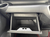 【グローブボックス】大容量のグローブボックスです!!車検証ケース他、日頃使う小物類の収納スペースもたくさんあります!