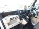 ★助手席周辺★ダッシュボードには収納トレーがあり、いつもすっきりとした車内!ほしい場所にちょうど良い収納を備えています。大きなフロントガラスによって見晴らしも良く快適な座り心地となっております!