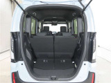 便利な5:5分割可倒式シートです。収納と乗車人数のバランスに優れています♪荷物の大きさに応じたラゲージスペースをフレキシブルに作り出せるので、シーンに応じた使い方ができます♪