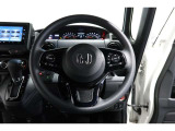 運転中もハンドルでの操作が可能です。特に高速道路等の目が離せない運転時には、便利さだけでなく、安全性も兼ね備えております。