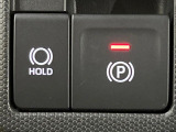 【電動パーキングブレーキ】パーキングブレーキは便利な電動式!ボタン一つで操作でき、アクセルを踏めば自動で解除されます♪レバーやペダルが無いので運転席廻りもすっきりしますね♪