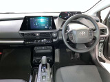 運転席は見やすく整理され、ナビも美しく装着され操作性にも優れています!