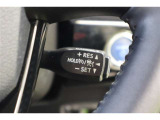 追従機能付クルーズコントロール搭載。アクセルを踏み続けなくてもセットした一定速度を維持。また、渋滞などで先行車が停止した場合停止し、先行車が再発進するとドライバー操作で発進した後に追従走行を再開します