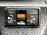 【両側パワースライドドア】スマートキーや運転席のスイッチで後席両側スライドドアの開閉が可能♪電動だから力を入れてドアを開ける必要が無く、小さなお子様でも簡単に開け閉めでき快適です♪