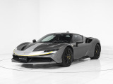 ミッドシップに搭載される4.0L V8ツインターボエンジンと3基の電気モーターの組み合わせにより、システム総合出力1000cvの豊かなパワーを発揮します。
