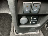 運転席、助手席にシートヒーターがついています。