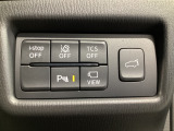 運転席脇のクラスタースイッチ部分にはカメラ切り替えスイッチ、パーキングセンサー、その他走行系スイッチを集中配置しております。