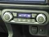 オートエアコンを装備しておりますので、四季を通じて車内を快適な温度に保つことが出来ます!高級感が有りますね!