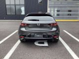 MAZDA3のリアビューは「余白の美」をテーマにした流麗で彫刻的なデザインが特徴です。光の反射を利用して表情を生み出す「魂動デザイン」が色濃く反映されています。