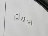 【ブラインドスポットモニター】走行中、ドアミラーの死角になりやすい箇所に後続車が接近するとサイドミラーのレンズに警告を表示!ドライバーに注意喚起をしてくれます。