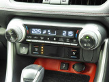 運転席・助手席・独立型オートエアコン。運転席と助手席で別々の温度設定ができ快適なドライブが楽しめます!高級グレードの証ですね!