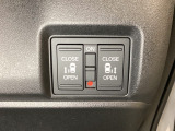 リアドアは乗り降りに便利な両側電動スライドドアです。また運転席に座っていながらスイッチ操作で自在にスライドドアを開け閉めできます。