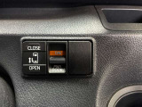 両側パワースライドドアを採用しており、運転席から簡単に開閉操作が可能です。駐車場や狭い場所でも扱いやすく、乗車時・降車時の負担を軽減します。