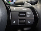 ◆アダプティブクルーズコントロール◆予め設定した車速内でクルマが自動的に加減速。前走車との適切な車間距離を維持しながら追従走行します。【LKAS】車線維持支援システムでステアリング操作を支援。