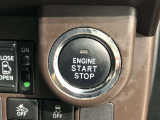エンジンスタートスイッチです。キーが車内にあれば、エンジンの始動や停止はスイッチを押すだけ!キーを取り出す手間を省き、ワンプッシュで操作できるので簡単でスムーズです。